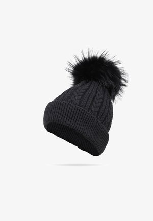 Beanie nera lavorata a maglia con un design a coste e un grande pompon in finta pelliccia nera sulla sommità. Il materiale sembra spesso e caldo.