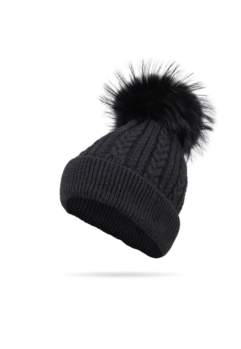 Beanie nera lavorata a maglia con un design a coste e un grande pompon in finta pelliccia nera sulla sommità. Il materiale sembra spesso e caldo.
