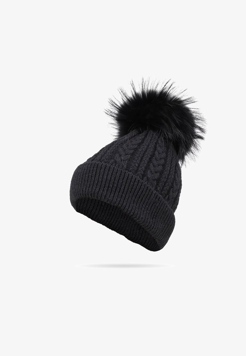 Beanie nera lavorata a maglia con un design a coste e un grande pompon in finta pelliccia nera sulla sommità. Il materiale sembra spesso e caldo.