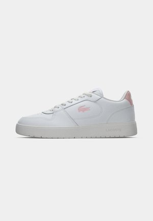 Witte sneaker met een gladde leren bovenkant, roze accenten op de hiel, ronde neus en platte zool. Bevat een logo op de zijkant en de tong.