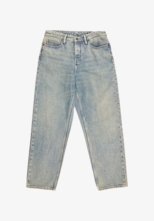 Jasnoniebieskie dżinsy z wysokim stanem, prostą nogawką, pięcioma kieszeniami i widocznymi detalami szwów. Strukturalny materiał wykazuje lekkie blaknięcie.