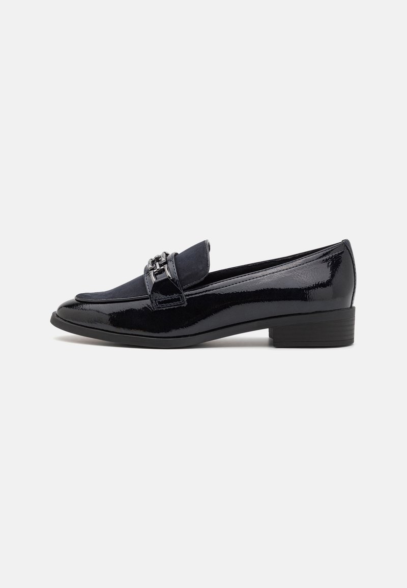 Mocassin en cuir verni noir avec petit talon, boucle métallique décorative et bout lisse sur fond blanc.