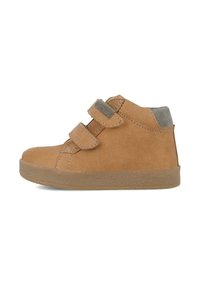 Botas altas de ante color tawny con correas de velcro, acento en el talón de tela gris y suela de goma con un patrón texturizado.