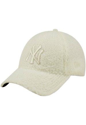 Hvid tekstureret baseballkasket med hævet logo foran og buet skygge.