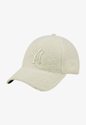 Casquette de baseball blanche texturée avec logo en relief à l’avant et visière incurvée.