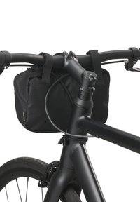 Schwarze Fahrradsatteltasche mit strukturierter Oberfläche, sicher mit Riemen befestigt. Verfügt über eine kompakte, rechteckige Form und Logodetails.