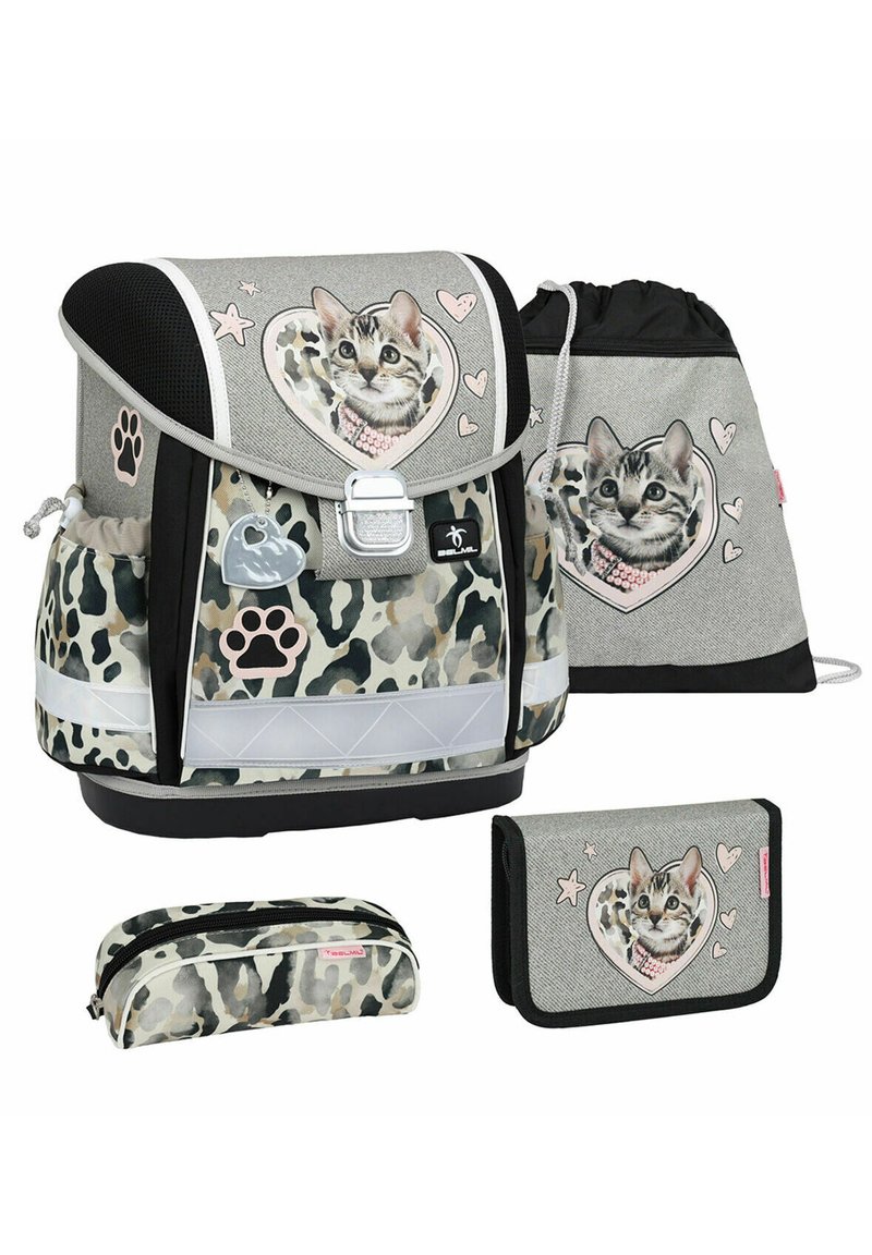 Rucksack-Set mit einem grauen Leopardenmuster, einer Katzengrafik in einem Herz und verschiedenen Accessoires, darunter ein Federmäppchen und eine Geldbörse.