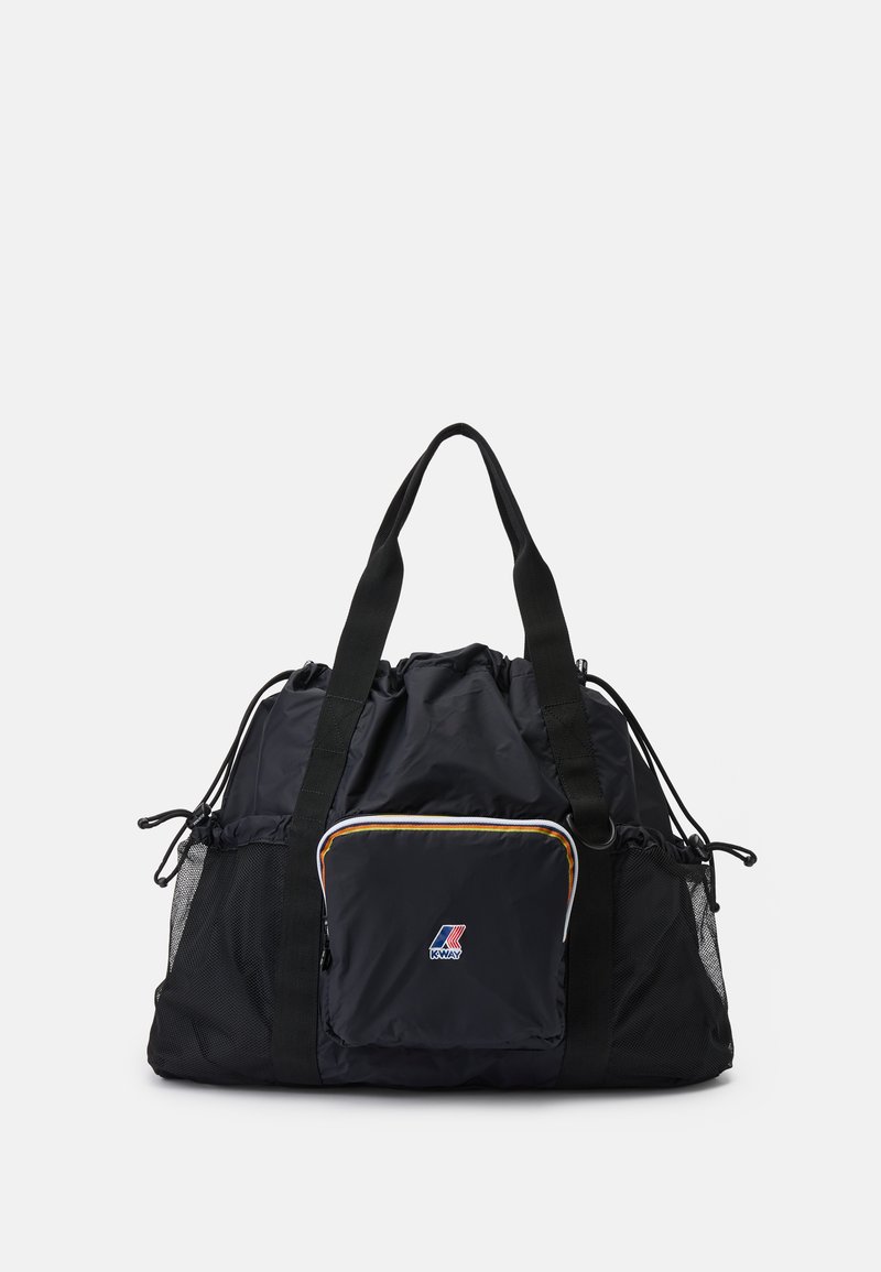 Svart nylon toteveske med frontlomme med glidelås, nett-sidelommer, snorlukking på toppen og doble skulderstropper.