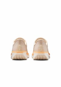 Zapatillas deportivas beige con parte superior de malla, media suela naranja en contraste y suela de goma; cuentan con un logotipo sutil en el talón y un acabado de textura suave.
