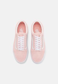 Pale pink suede sneakers with white laces, featuring a white side stripe and logo on the tongue. Smooth texture and low-top design.