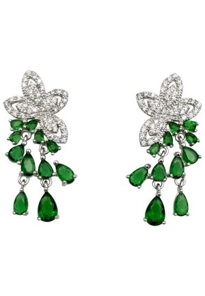 Orecchini floreali in argento con un grappolo di gemme color smeraldo a forma di goccia e un design brillante simile a diamanti sulla parte superiore.