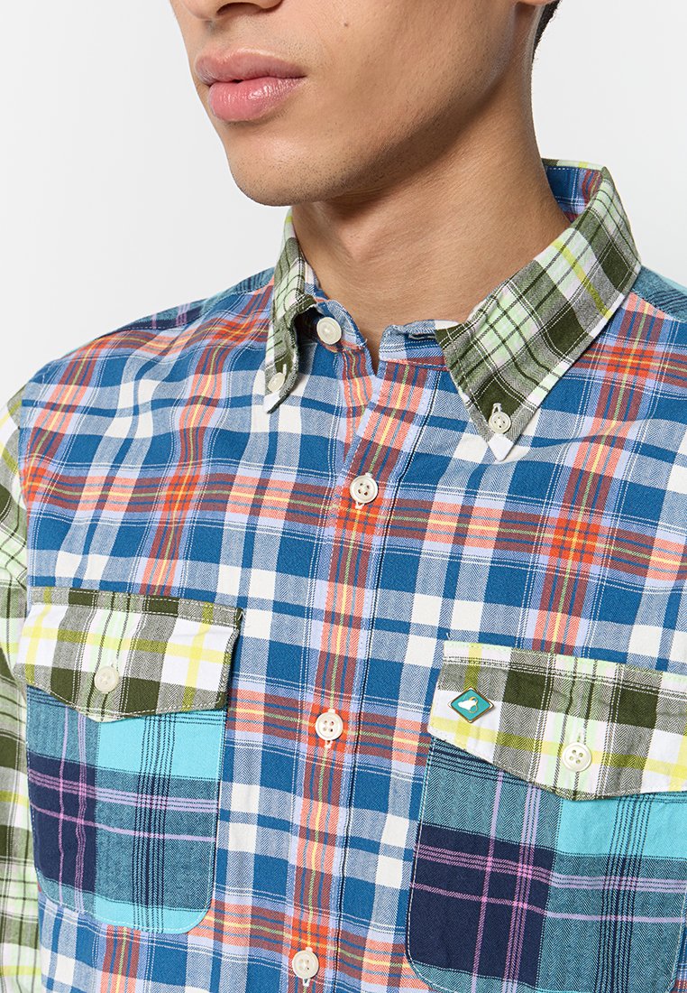 Kariertes Hemd in mehreren Farben mit Mustern in Blau, Grün, Orange und Weiß. Mit Button-Down-Kragen, zwei Brusttaschen und kontrastierenden Texturen.