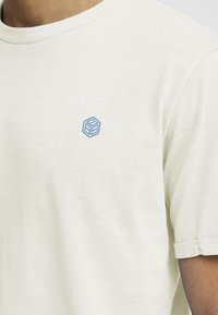Thumbnail Image 4