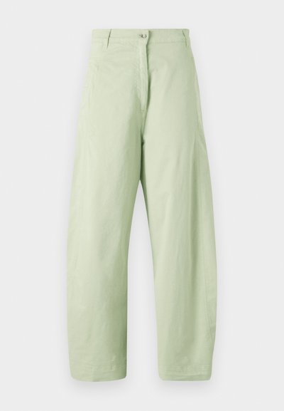 Gaiši zaļas plašas bikses, izgatavotas no kokvilnas. Tām ir pogu aizdare un tīras līnijas ar minimālu tekstūru. Nav redzami raksti vai akcenti.