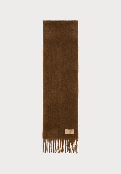 Brun, blød tørklæde lavet af fuzzy materiale med frynser i enderne. Inkluderer et lille rektangulært mærke på den ene side.