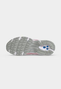 Σόλα αθλητικού παπουτσιού New Balance με γκρι πέλμα, λευκές λεπτομέρειες και δύο μπλε ένθετα κοντά στη φτέρνα.