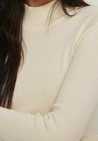 NA-KD Sweter