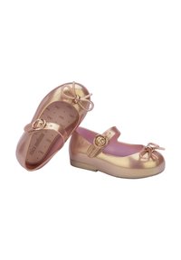 Złote metaliczne buty typu Mary Jane z okrągłym noskiem, akcentem w postaci kokardki na nosku i regulowanym paskiem z dekoracyjną klamrą.