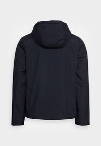 Ciemnoniebieska kurtka z kapturem, wykonana z lekkiego materiału. Posiada prosty fason, długie rękawy i gładki tył.