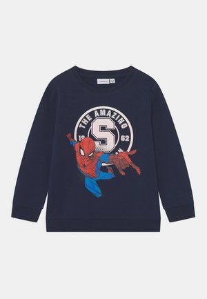 Camisa de manga larga azul marino con un gráfico de Spider-Man y el texto "The Amazing" en un diseño circular en el frente.