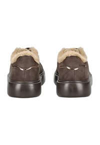 Chaussures marron avec un col en fausse fourrure douce, un matériau supérieur lisse et une semelle en caoutchouc texturée et arrondie. Accent métallique élégant à l'arrière.