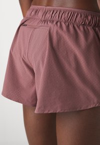 New Balance SHORT - Short de sport - licorice