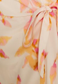 ONLY Petite ELEANOR WRAP DRESS - Vestido de dia - silver peony /blurry leafs