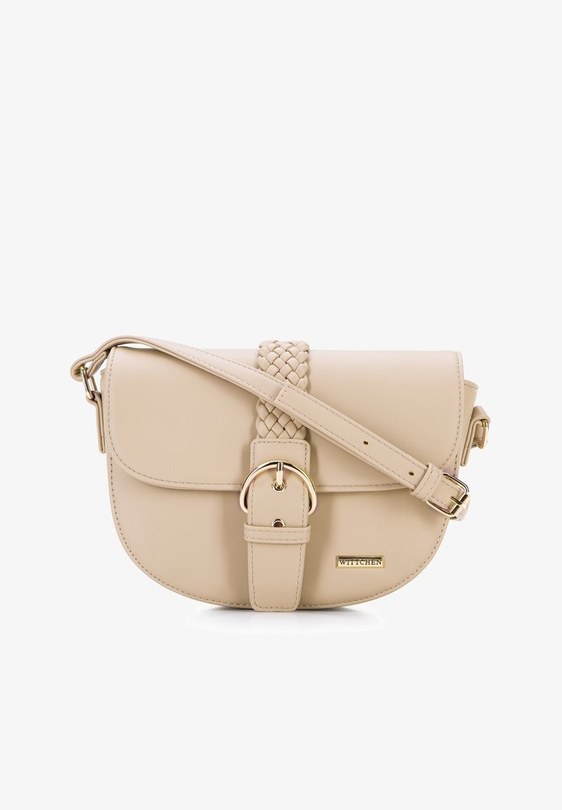 Borsa a tracolla in pelle beige con tracolla intrecciata e dettagli in metallo dorato, caratterizzata da un flap frontale e una chiusura a fibbia. Design compatto e strutturato.