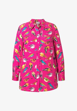 Jasnoróżowa koszula z kolorowymi nadrukami ptaków, zapinana na guziki, z długimi rękawami i luźnym krojem, posiadająca jedną kieszeń na piersi.