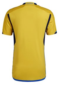 Jersey deportivo amarillo con detalles azules, cuello redondo, mangas cortas y "SVERIGE" impreso en la parte posterior. Fabricado en tejido ligero.
