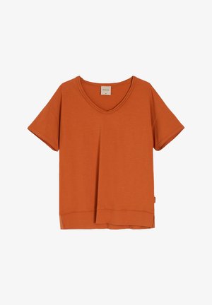 Pomarańczowa koszulka z krótkim rękawem, z dekoltem w kształcie litery V, luzem dopasowana, z bocznymi rozporkami na dole. Wykonana z miękkiej, lekkiej tkaniny.