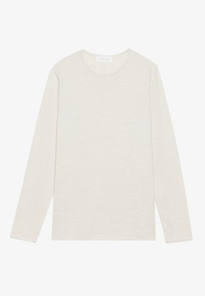 T-shirt crème à manches longues en tissu tricoté doux. Présente un col rond et une coupe décontractée sans motifs ni accents visibles.