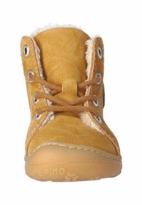 Tanfarbene Wildlederstiefel mit heller Futterung, runder Zehenform, braunen Schnürsenkeln und silbernen Ösen. Die Gummisohle ist mit dem eingeprägten Markennamen "Repino" versehen.