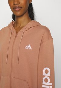 adidas Sportswear ESSENTIALS LINEAR FULL-ZIP - Mikina so zipsom - clay strata/clear pink