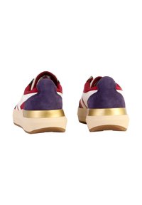 Zapatillas con tacón de gamuza morada, parte superior roja, acentos blancos y una entresuela dorada; cuentan con una suela texturizada y un cuello acolchado para mayor comodidad.