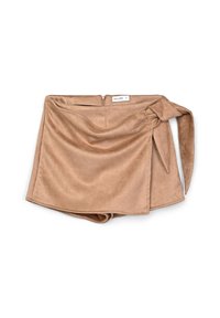 Gonna corta in finta pelle scamosciata color tan con dettaglio davanti a portafoglio e fiocco laterale, chiusura con zip e etichetta con la scritta "Calliope S" sulla vita.