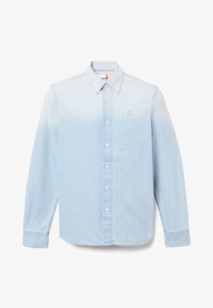 Camicia di jeans a maniche lunghe azzurro chiaro con colletto con bottoni, bottoni bianchi sul davanti e piccolo logo ricamato sul petto a sinistra.