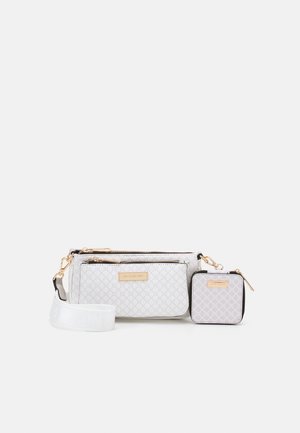 Bolso bandolera blanco con estampado, cremalleras doradas, correa blanca desmontable, bolsillo delantero y pequeño monedero cuadrado a juego.