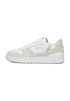 Sneakers Lacoste con una combinazione di colori bianco e verde chiaro, realizzati in materiali scamosciato e pelle, con dettagli perforati e una robusta suola bianca.