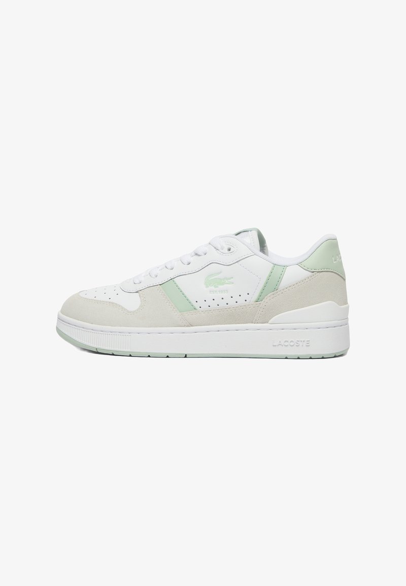 Zapatillas Lacoste con una combinación de colores blanca y verde claro, fabricadas con materiales de gamuza y cuero, con detalles perforados y una suela gruesa blanca.
