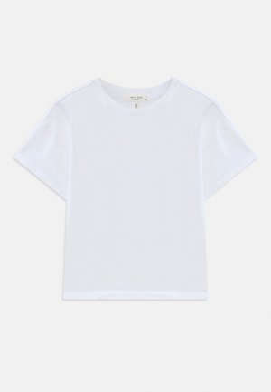 T-shirt blanc court en coton doux, avec un col rond et des manches courtes, d'ajustement légèrement décontracté. Pas de motifs ni d'accents.