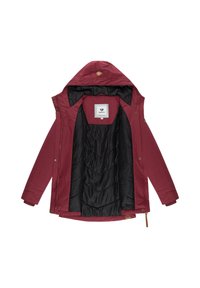 Bordowa kurtka z kapturem, z czarną pikowaną podszewką, z guzikami z przodu i etykietą wewnętrzną. Rękawy mają ściągacze.