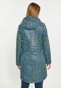 Vandeniui atsparus mėlynas paltas su leopardų raštu juoda ir limetinė, su gaubtu ir vidutinio ilgio dizainu.