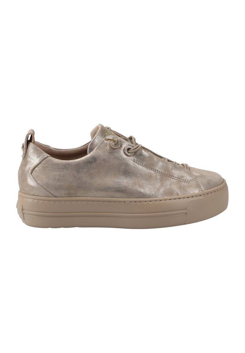 Metallisch bronze Sneaker mit strukturiertem Finish, flacher beiger Sohle und Schnürdesign. Merkmale minimaler Nähte und subtiler Ösenakzente.