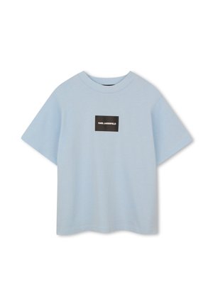 T-shirt bleu clair à manches courtes avec un patch logo rectangulaire noir portant l'inscription "KARL LAGERFELD" centré sur le devant.