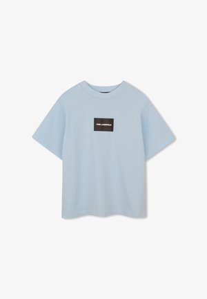 Lichtblauw T-shirt met korte mouwen en een zwart rechthoekig logopatch met de tekst "KARL LAGERFELD" gecentreerd aan de voorkant.