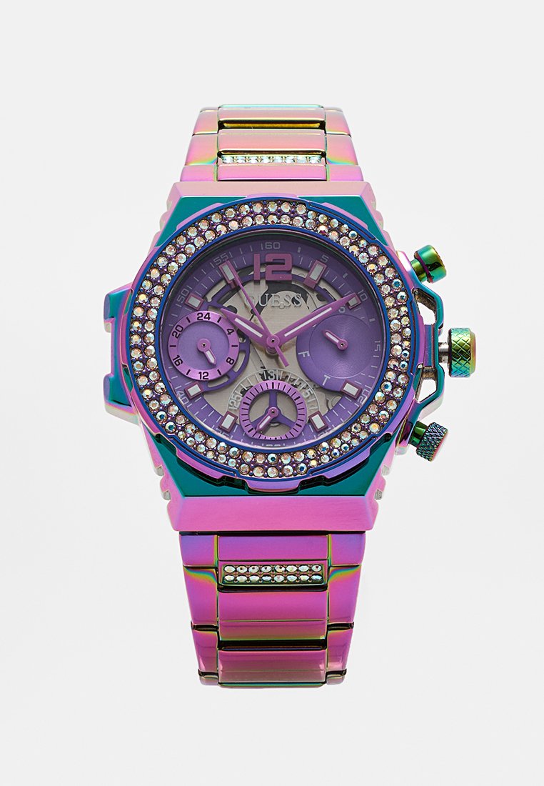 Montre violette et irisée avec une lunette sertie de cristaux, deux sous-cadrans, un bracelet métallique et des chiffres audacieux sur un cadran multicolore.