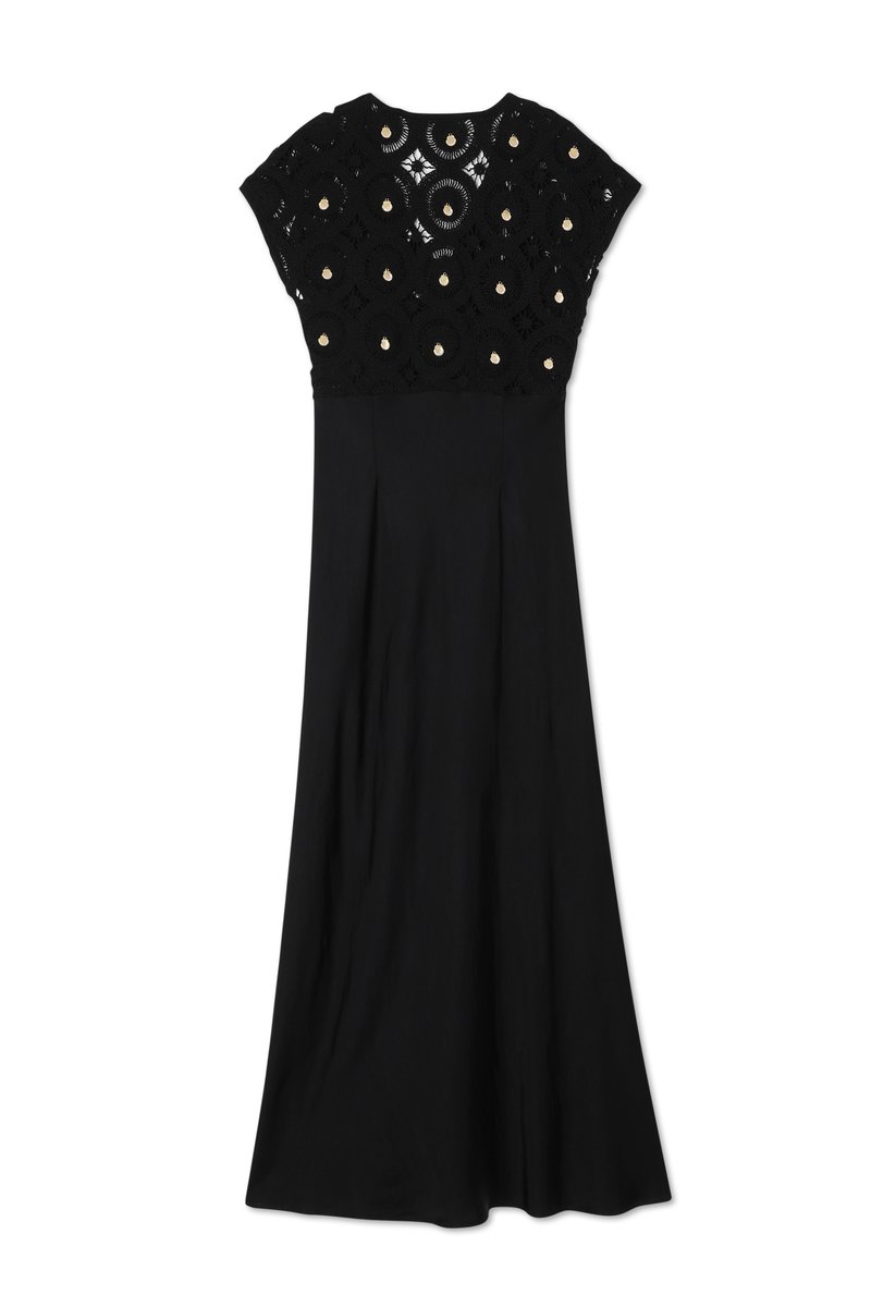 Schwarzes Kleid mit einem Spitzenoberteil und kreisförmigen Ausschnitten sowie goldenen Akzenten, fließendem Rock und kurzen Kappenärmeln.