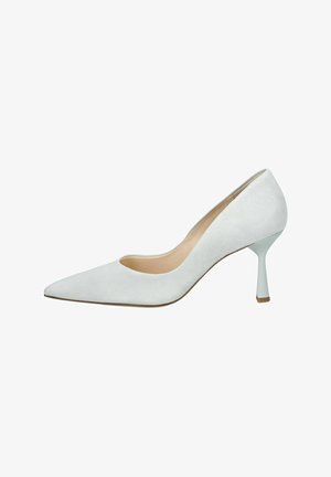 Zapatos de tacón tipo pump en ante blanco, con punta afilada y tacón curvado. Textura suave, diseño minimalista y plantilla de color claro. Suela duradera.
