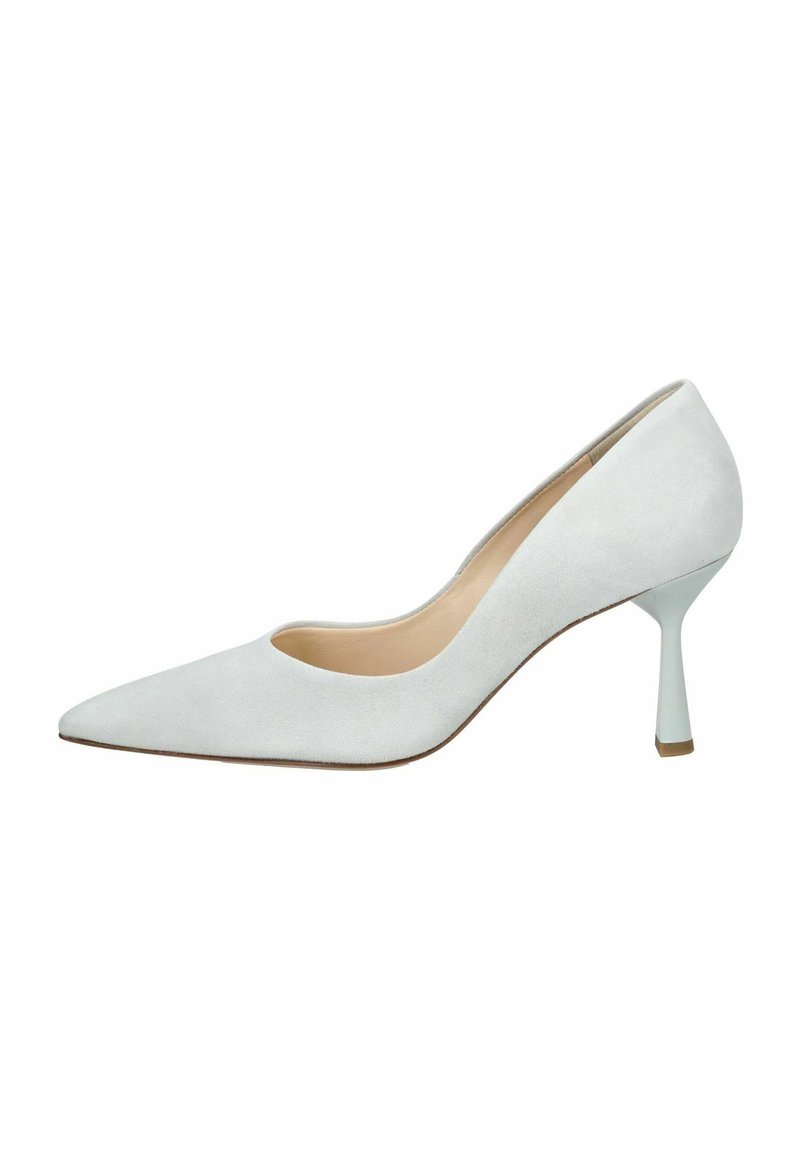 Zapatos de tacón tipo pump en ante blanco, con punta afilada y tacón curvado. Textura suave, diseño minimalista y plantilla de color claro. Suela duradera.